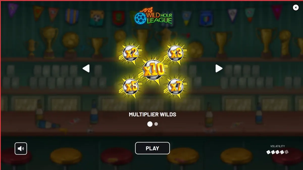 Pemain sepak bola merayakan gol di depan layar TV di dalam pub yang ramai, dengan gulungan slot Wild Hour League ditampilkan di tengah.